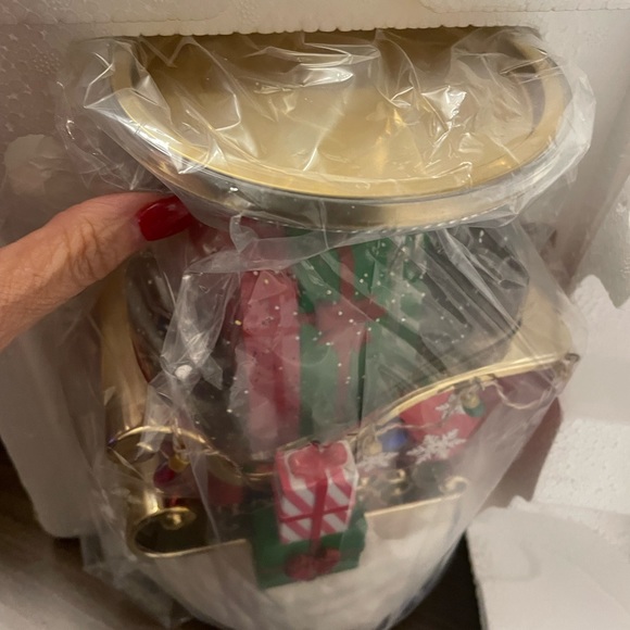 Bath & Body Santa Sleigh 3 wick candle holder 🛷 Light up Snow Globe BNIB - Picture 2 of 5